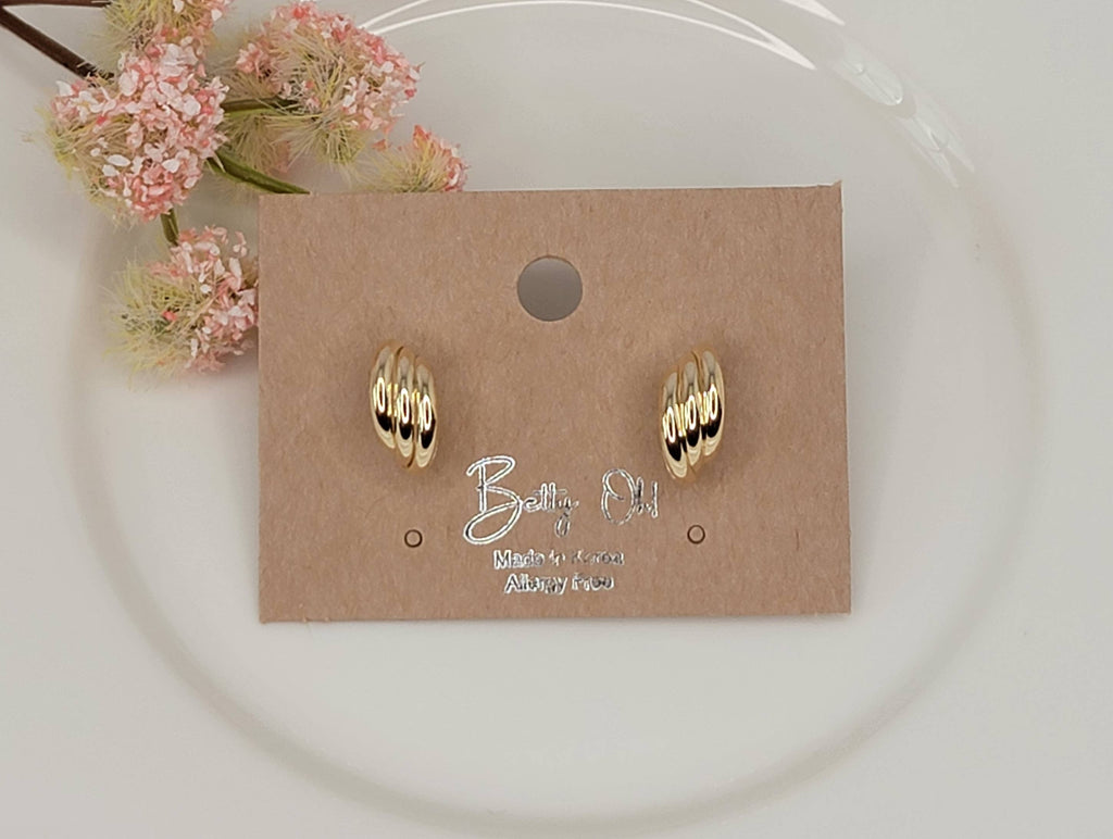 TRIPLE HOOP STUD EARRINGS.