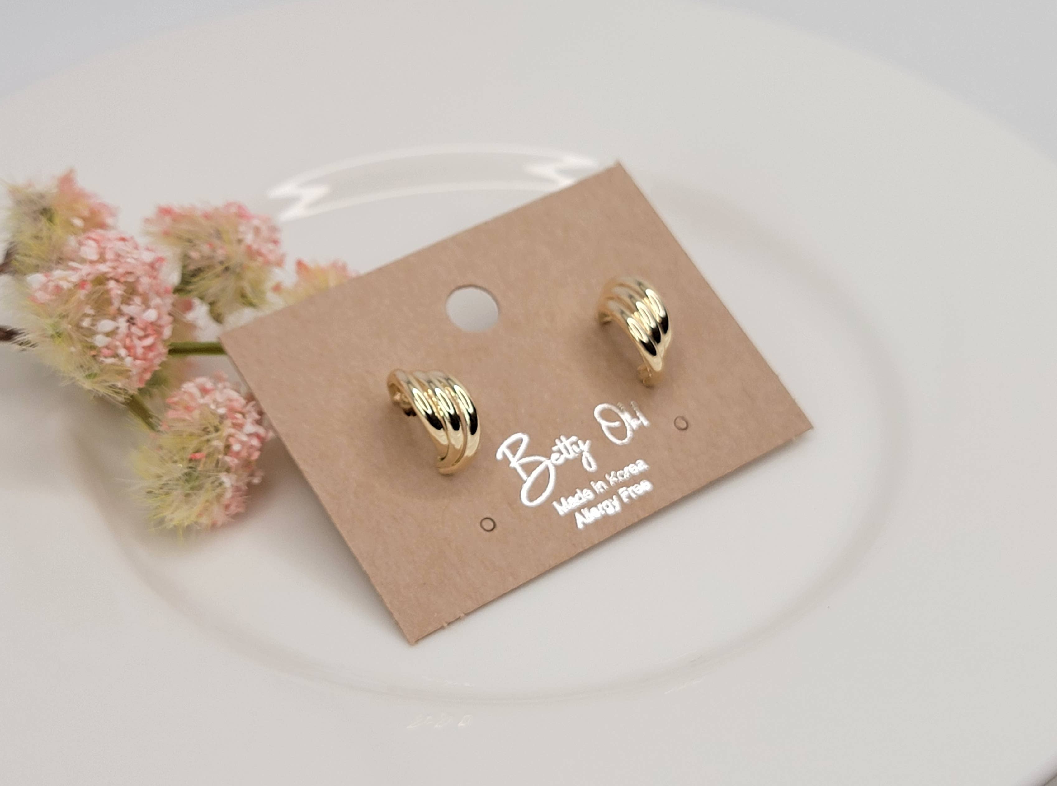 TRIPLE HOOP STUD EARRINGS.