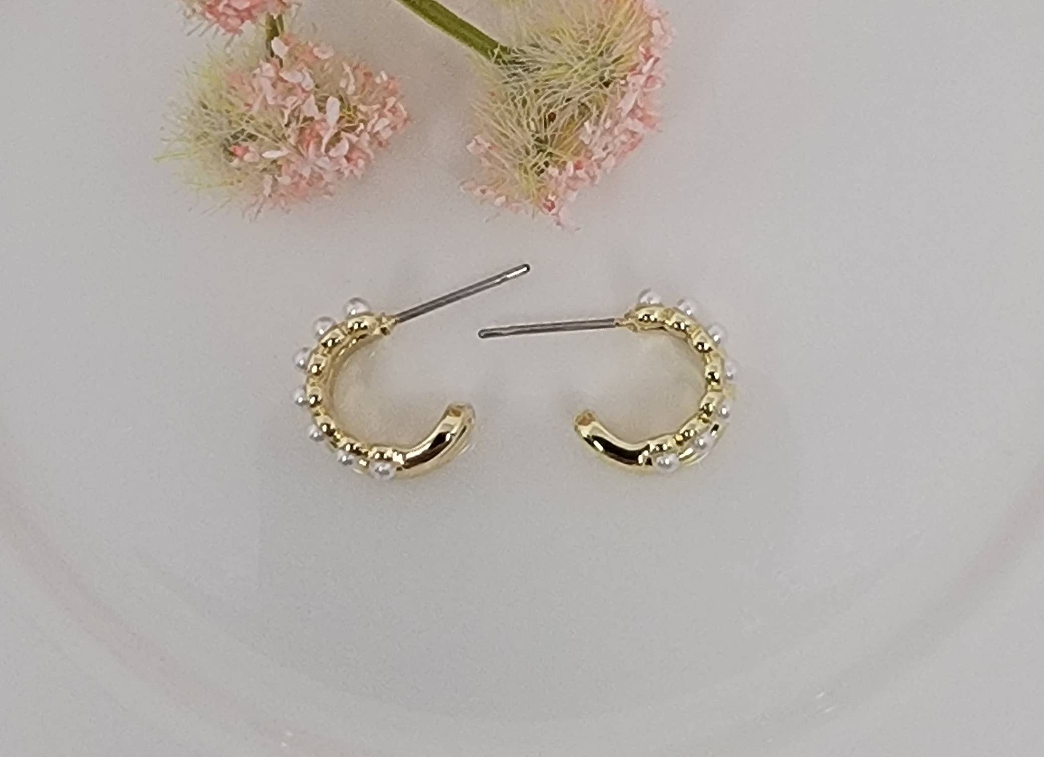 SMALL DOUBLE LAYRED HOOP EARRINGS.: IVORY