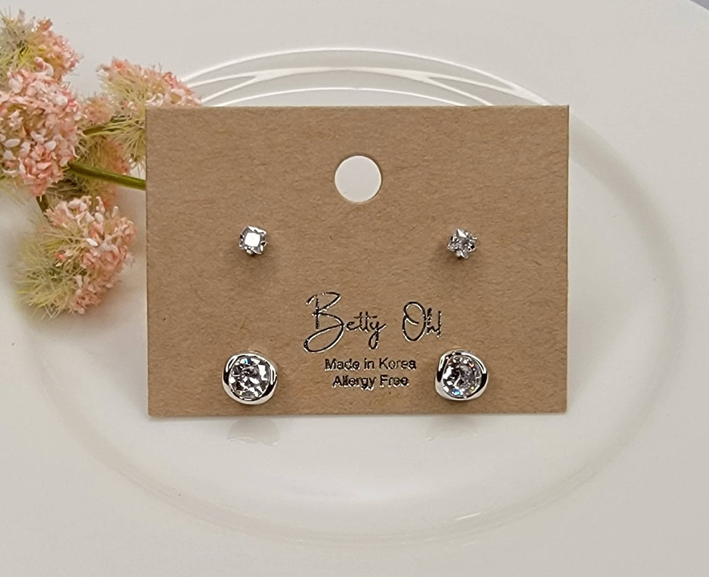 MINI CZ POST SET EARRINGS.: GOLD