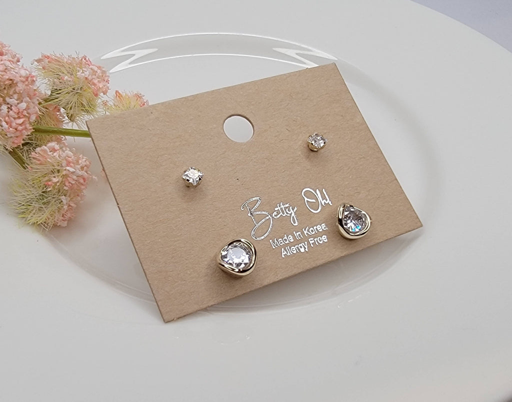 MINI CZ POST SET EARRINGS.: GOLD