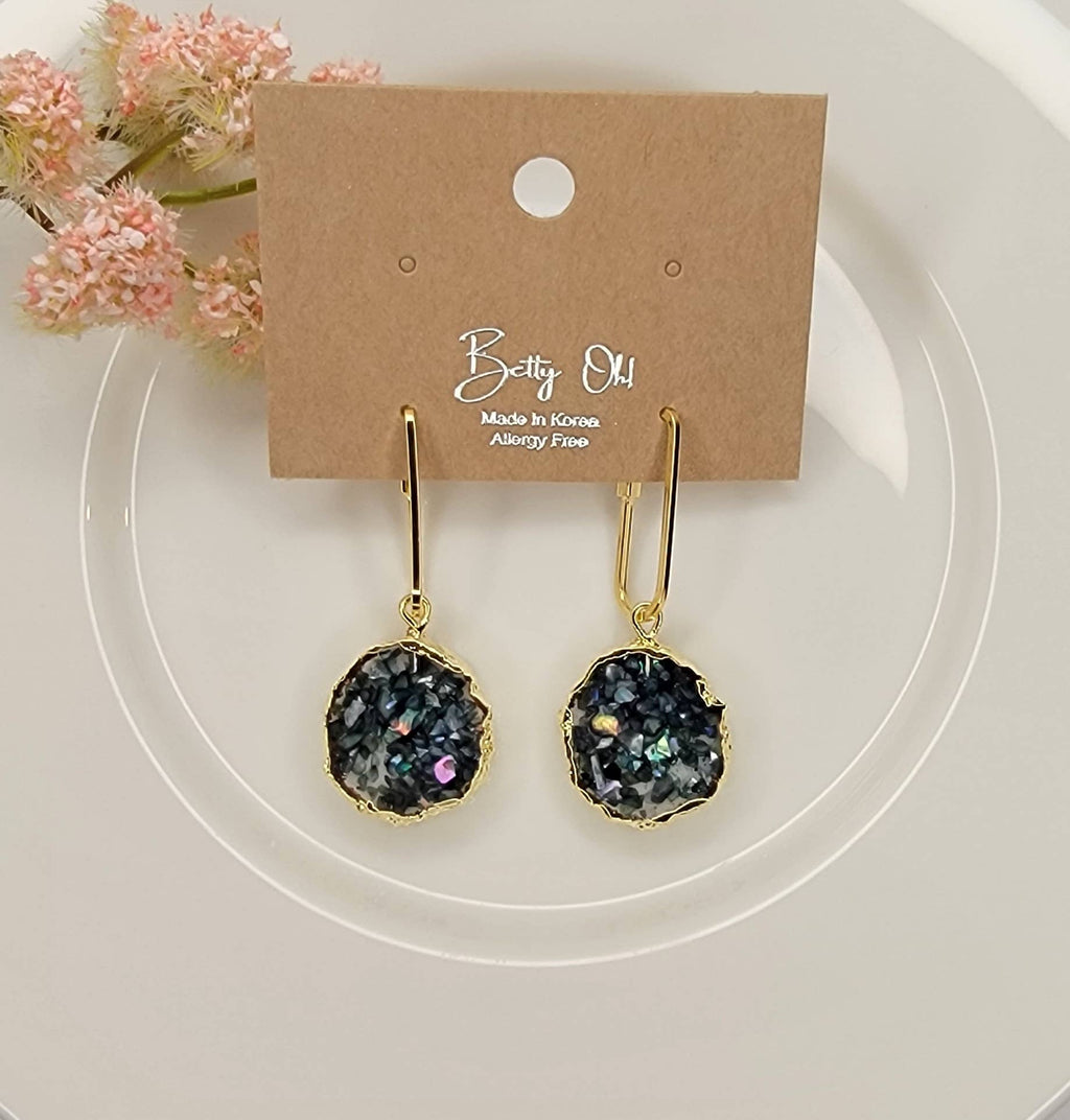 DANGLE EARRINGS.