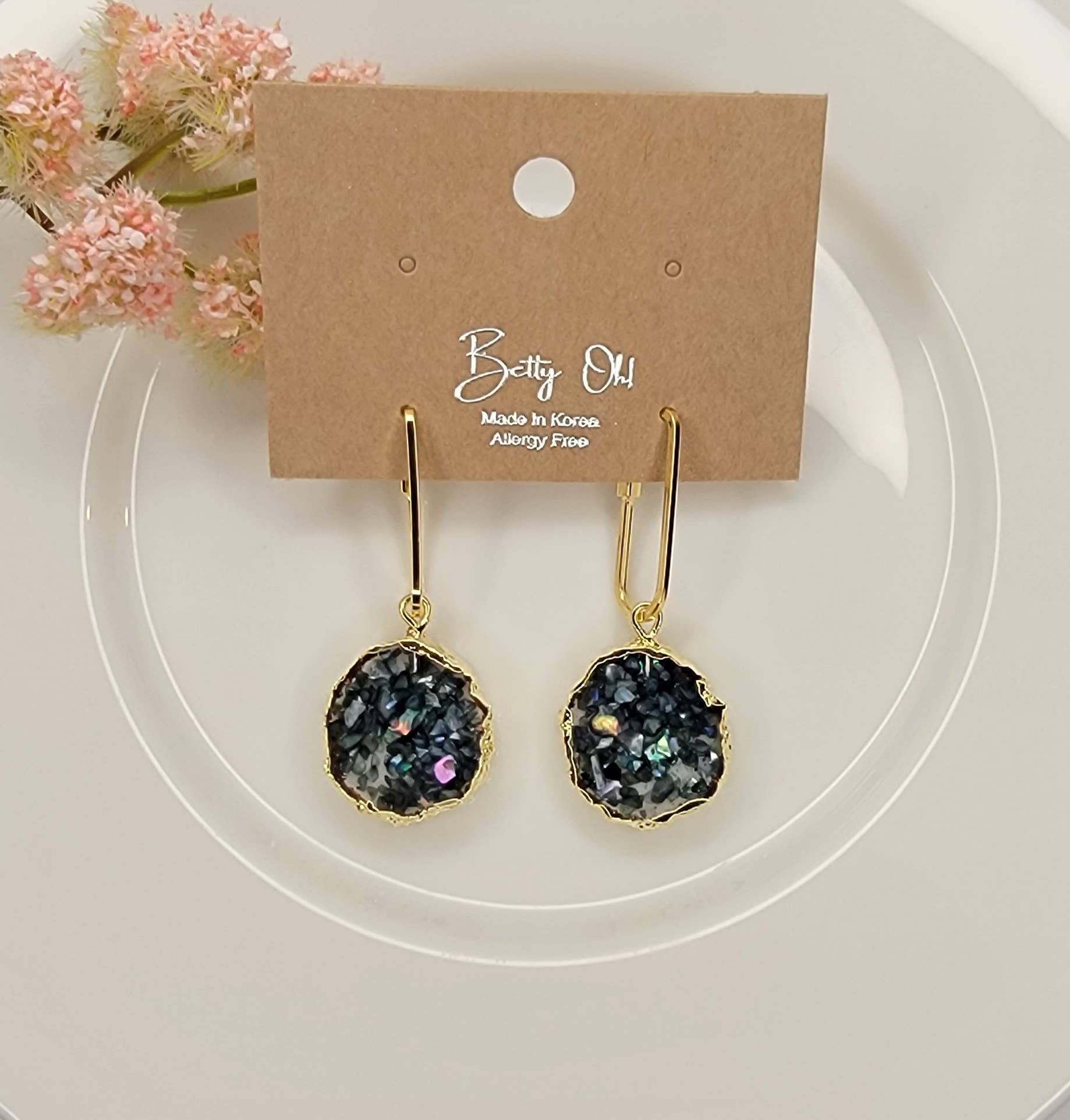 DANGLE EARRINGS.