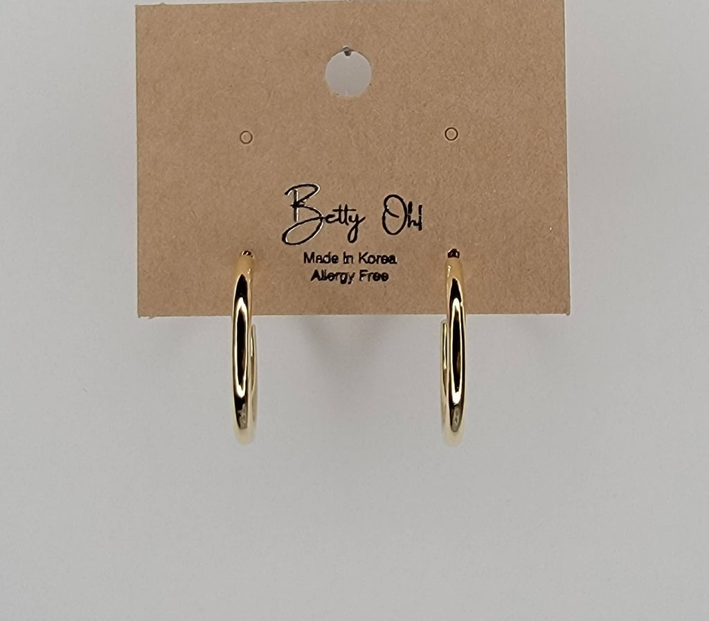 SMALL HOOP TARNISH FREE EARRINGS.: GOLD
