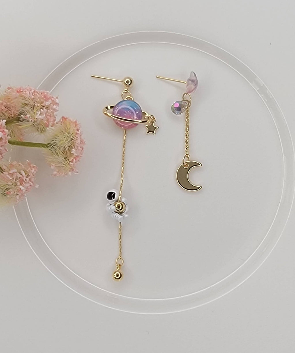 ASTRONAUT EARTH MOON AND STAR UNBALANCED DANGLE EARRINGS.: Pink
