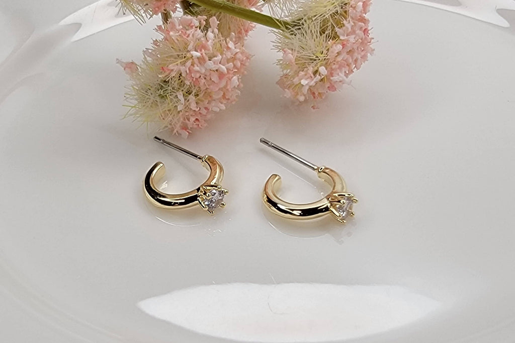 WEDDING RING STYLE MINI HOOP.