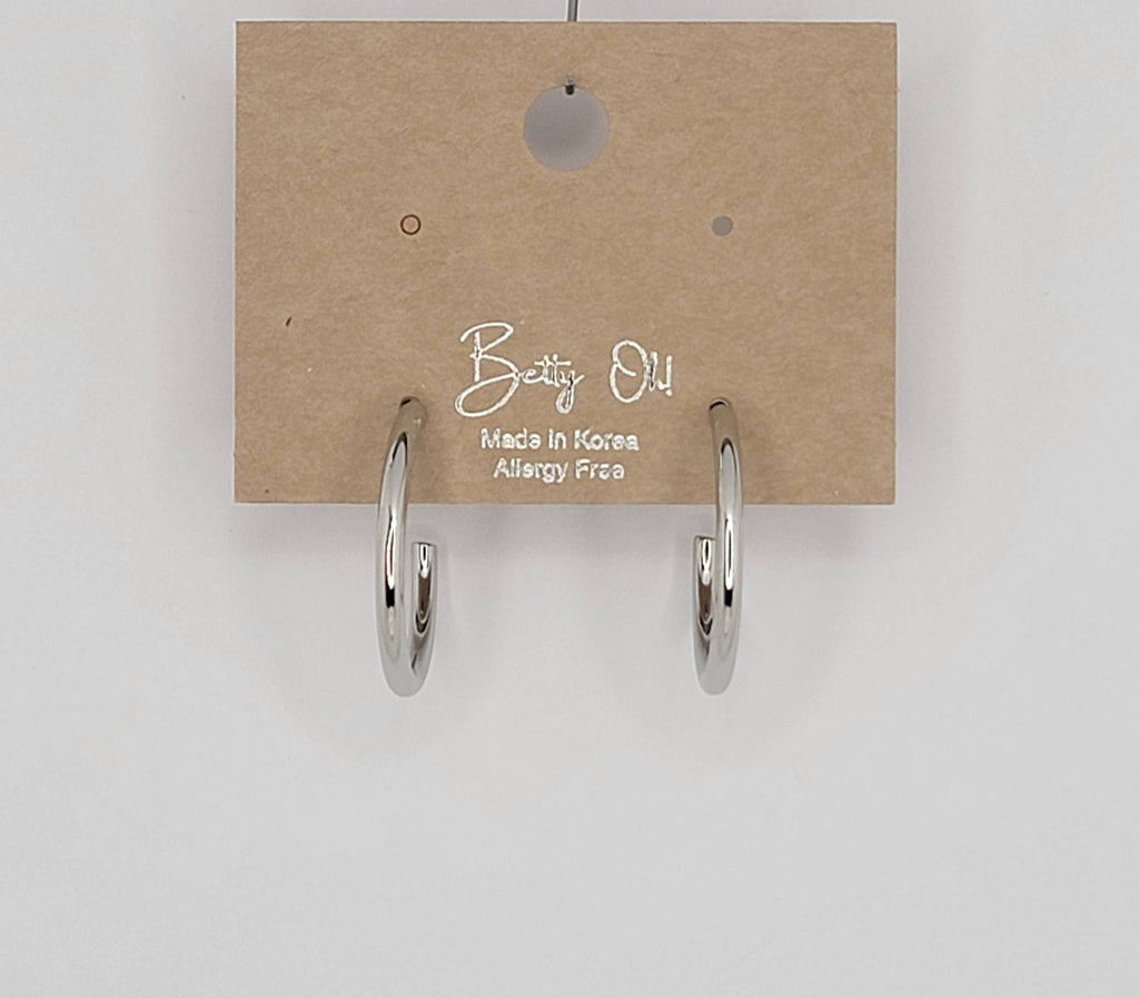 SMALL HOOP TARNISH FREE EARRINGS.: GOLD