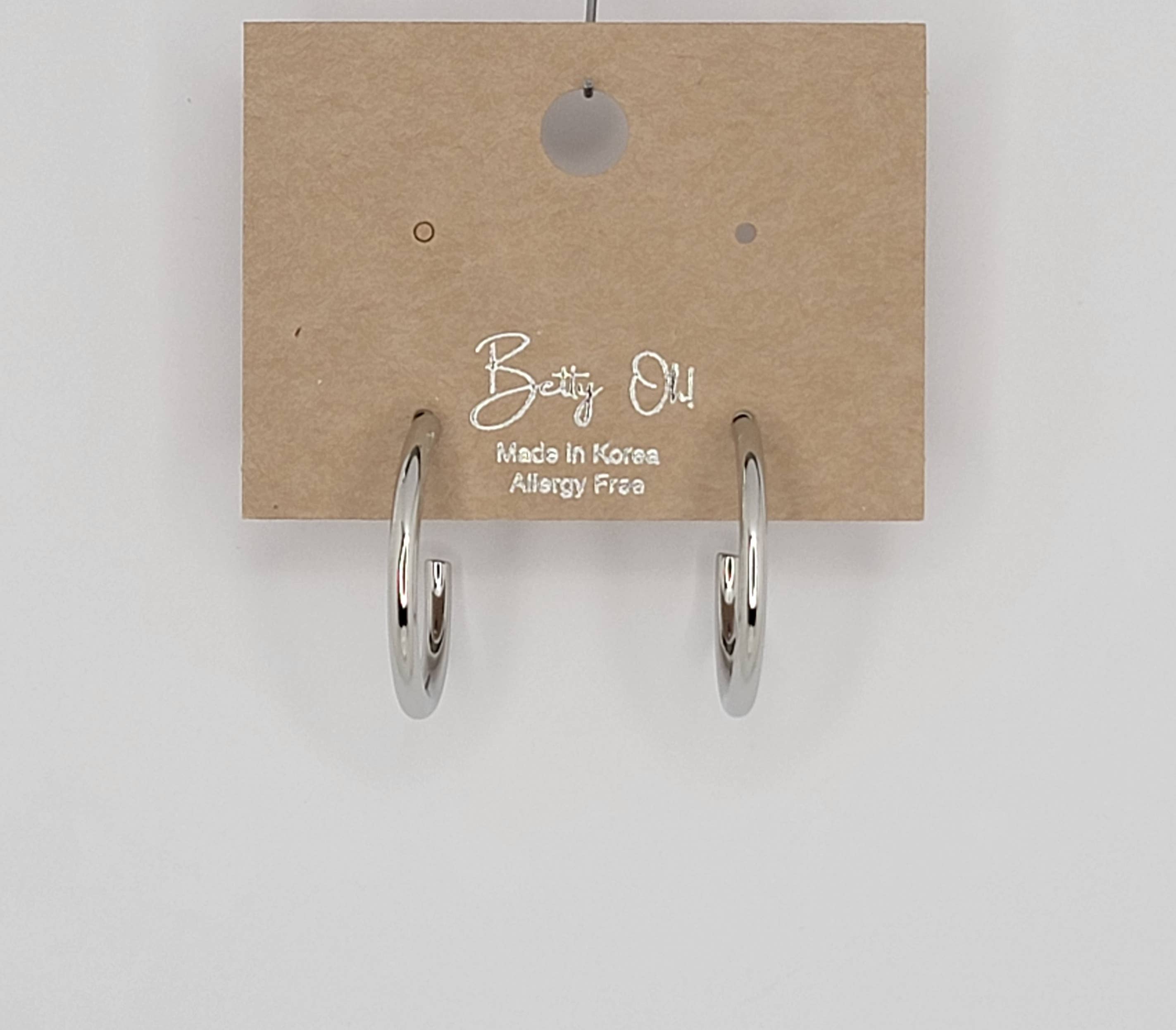 SMALL HOOP TARNISH FREE EARRINGS.: GOLD