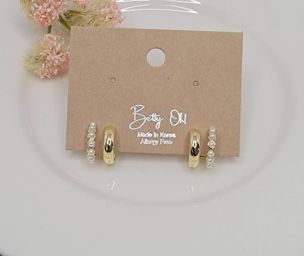 SMALL DOUBLE LAYRED HOOP EARRINGS.: IVORY
