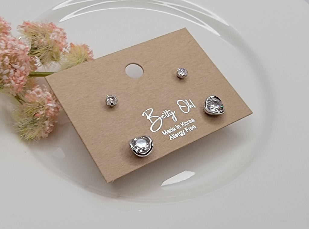MINI CZ POST SET EARRINGS.: GOLD