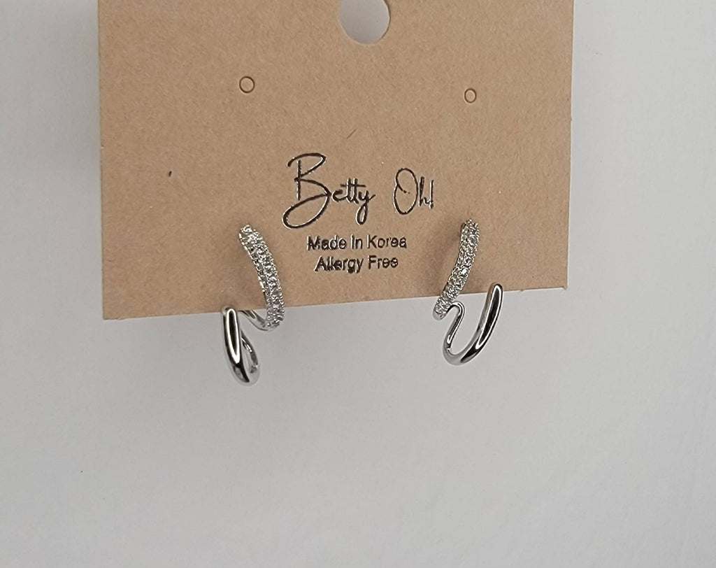 ELEGANT DESIGN POST EARRINGS.: GOLD
