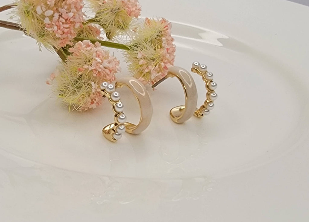 SMALL DOUBLE LAYRED HOOP EARRINGS.: IVORY