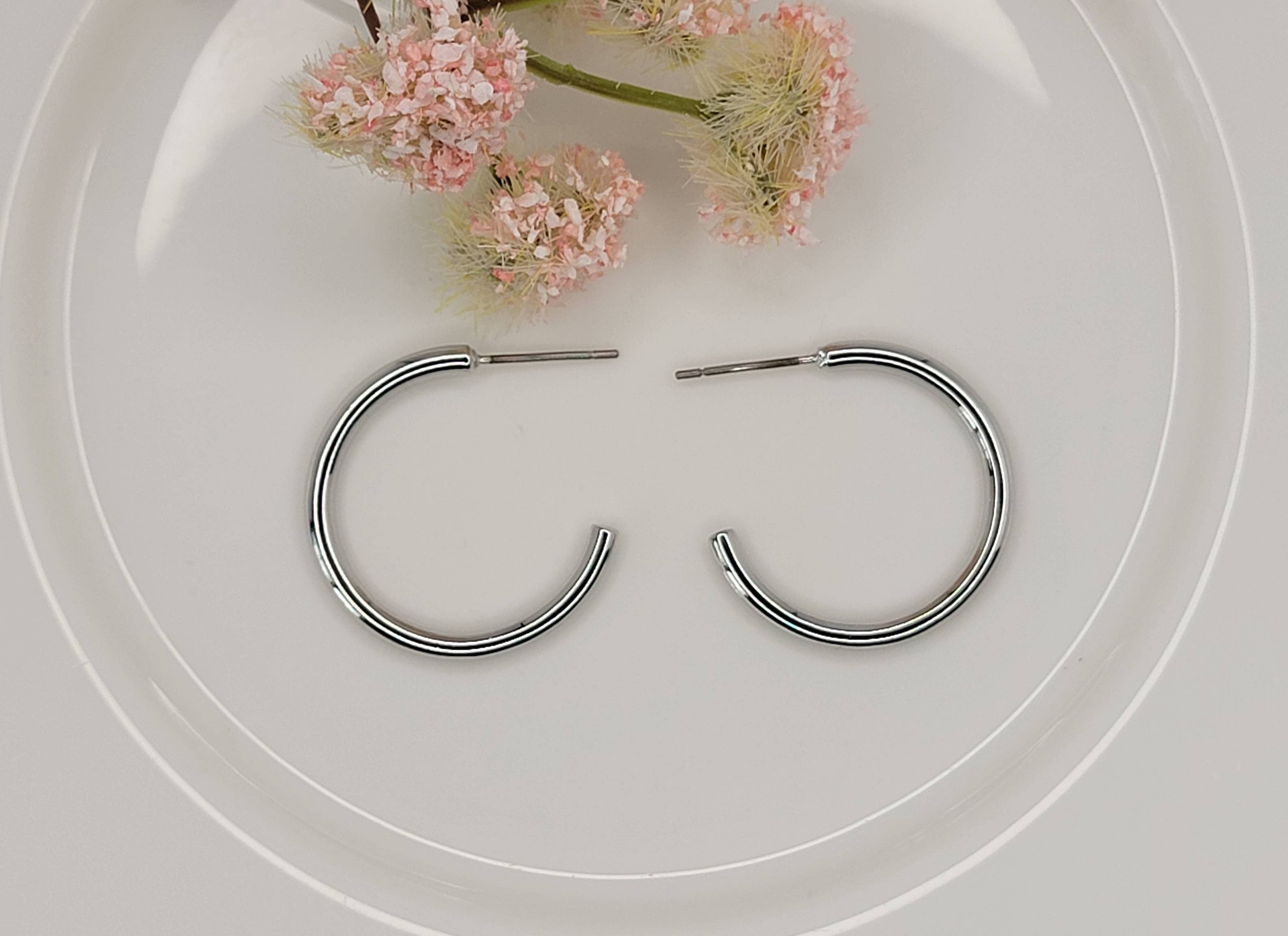 SMALL HOOP TARNISH FREE EARRINGS.: GOLD