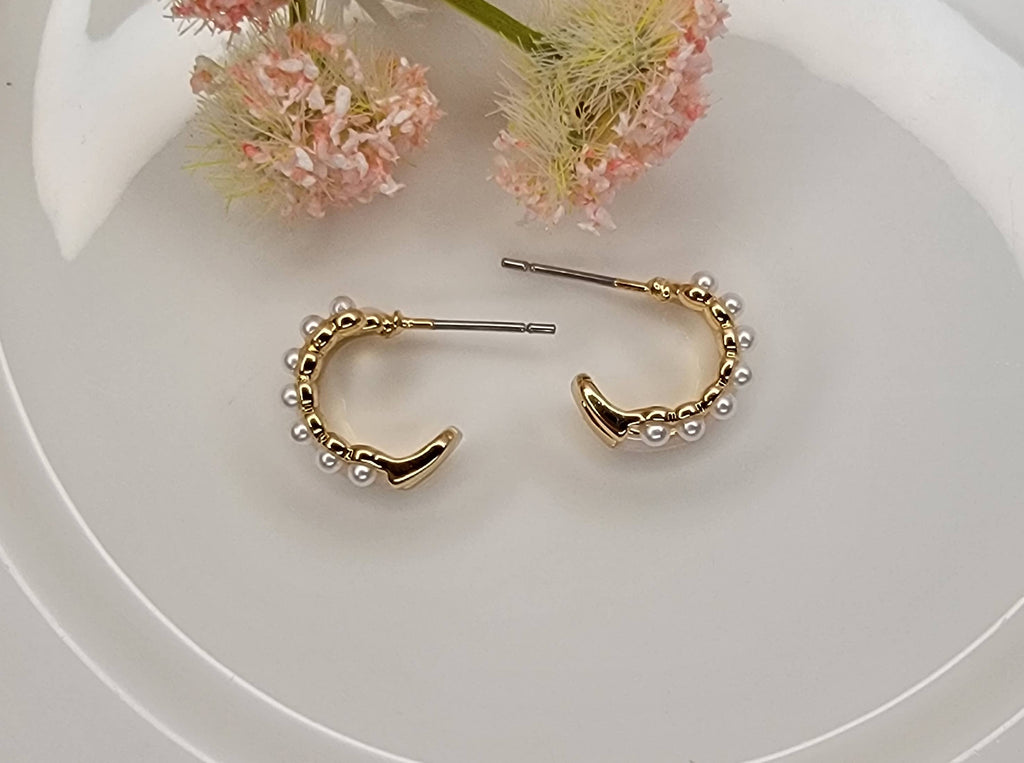 SMALL DOUBLE LAYRED HOOP EARRINGS.: IVORY