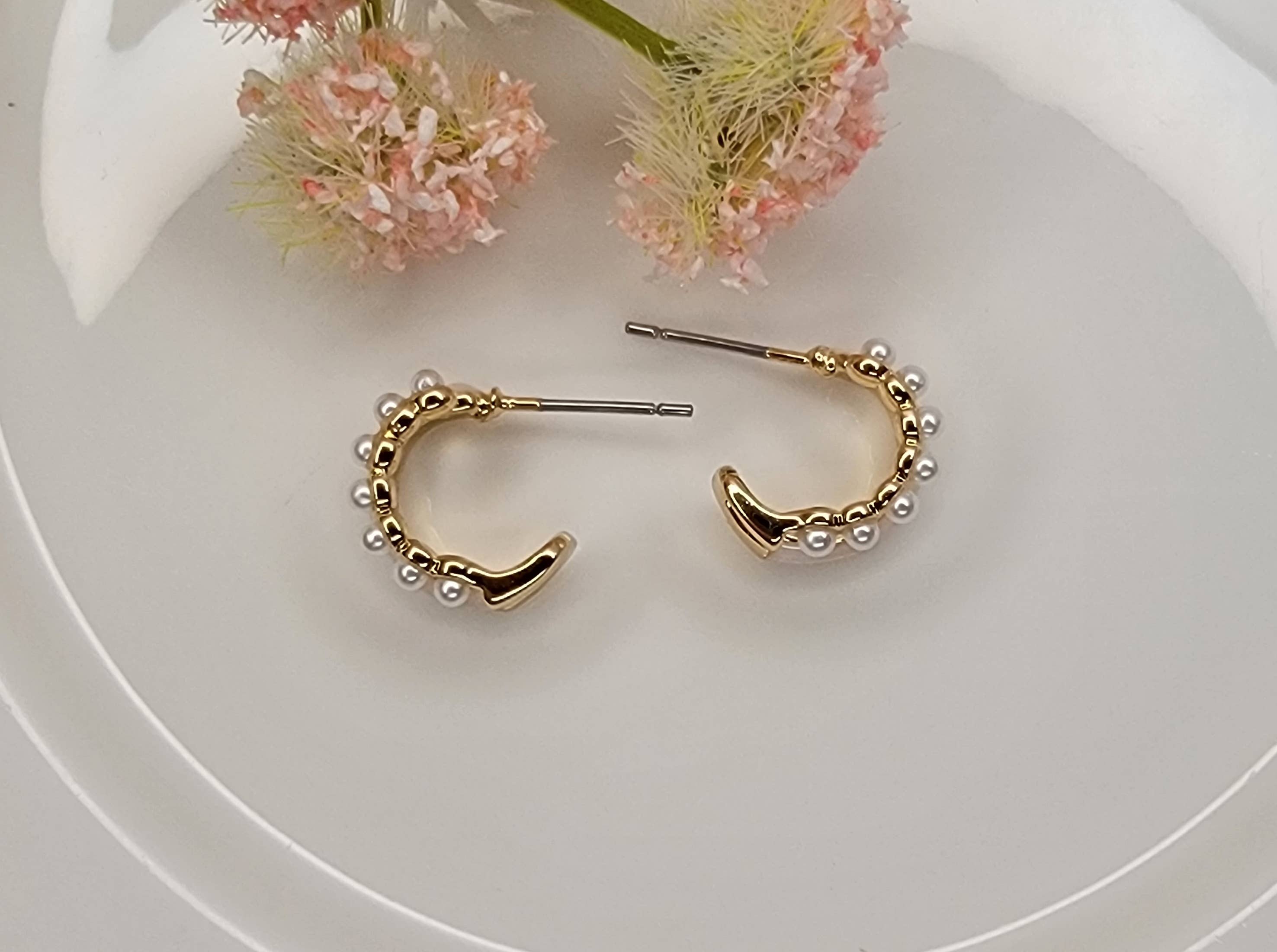 SMALL DOUBLE LAYRED HOOP EARRINGS.: IVORY