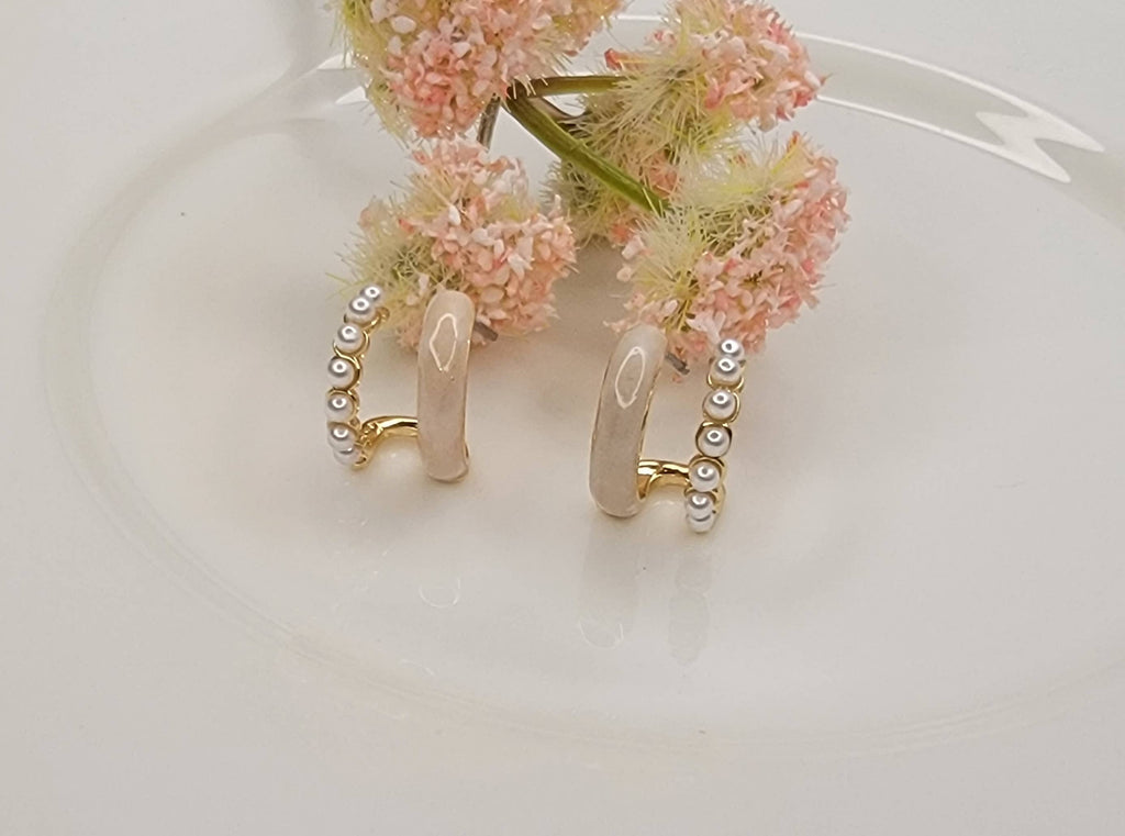 SMALL DOUBLE LAYRED HOOP EARRINGS.: IVORY