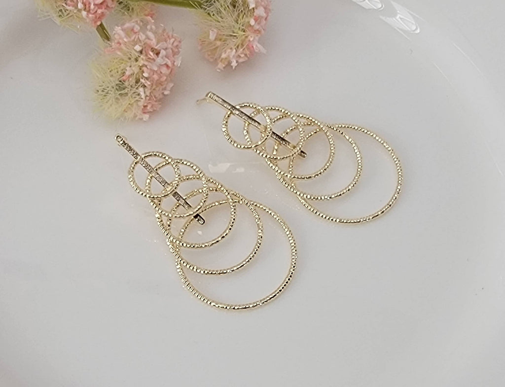 MULTI CIRCLE DANGLE EARRINGS.
