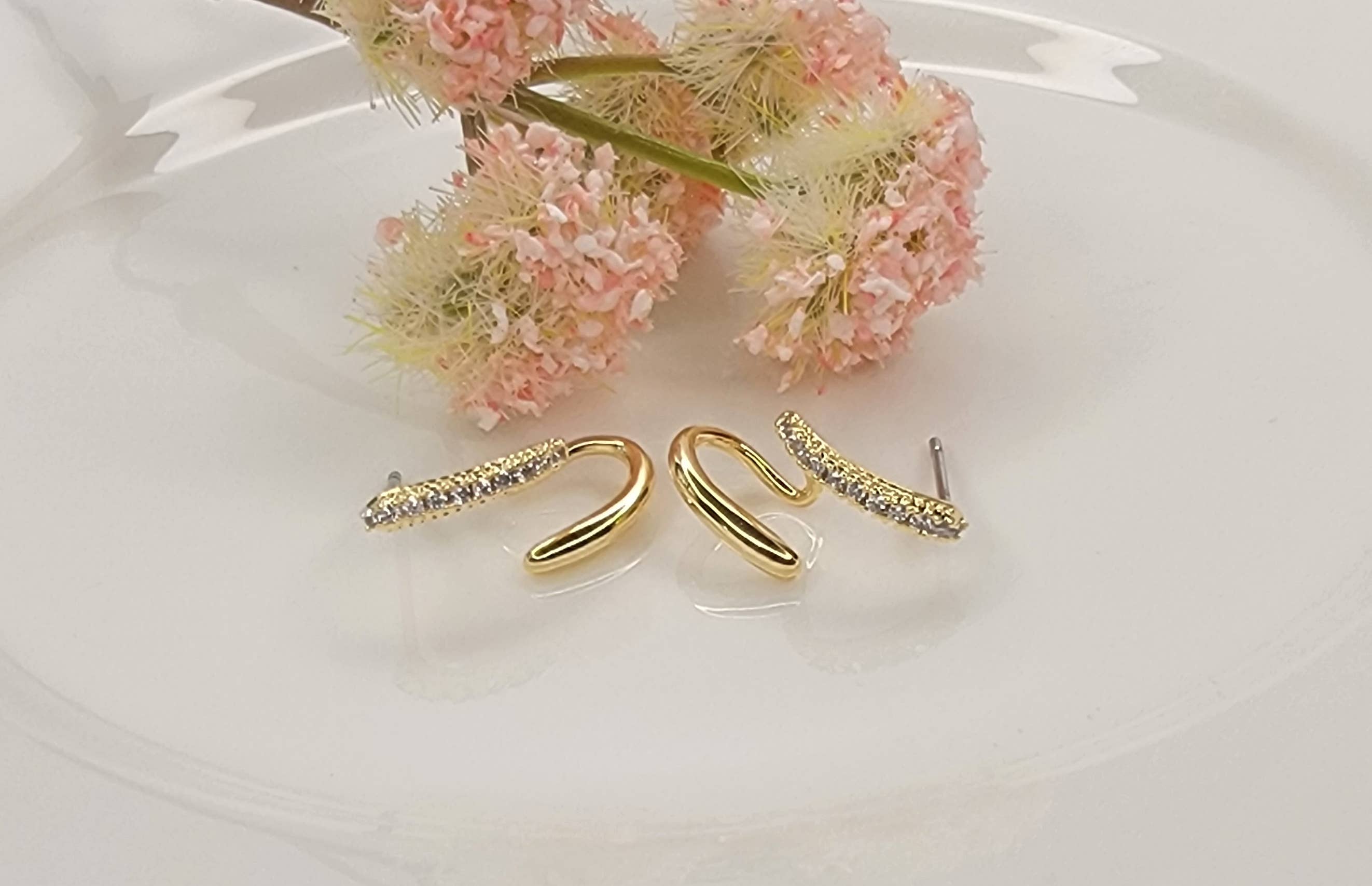 ELEGANT DESIGN POST EARRINGS.: GOLD