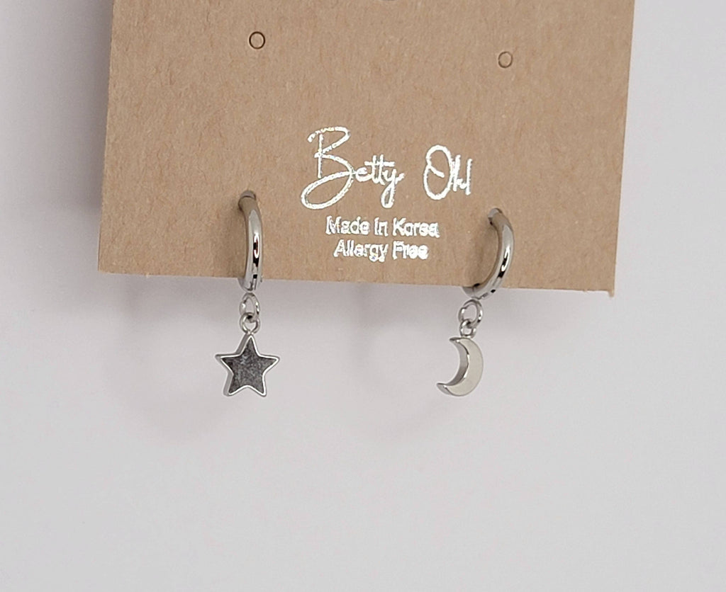 MINI STAR AND MOON HUGGIE HOOP SS EARRINGS.: GOLD