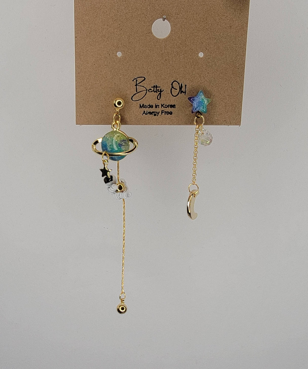 ASTRONAUT EARTH MOON AND STAR UNBALANCED DANGLE EARRINGS.: Pink