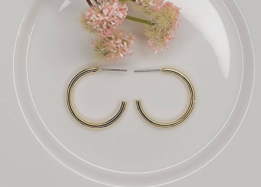 SMALL HOOP TARNISH FREE EARRINGS.: GOLD