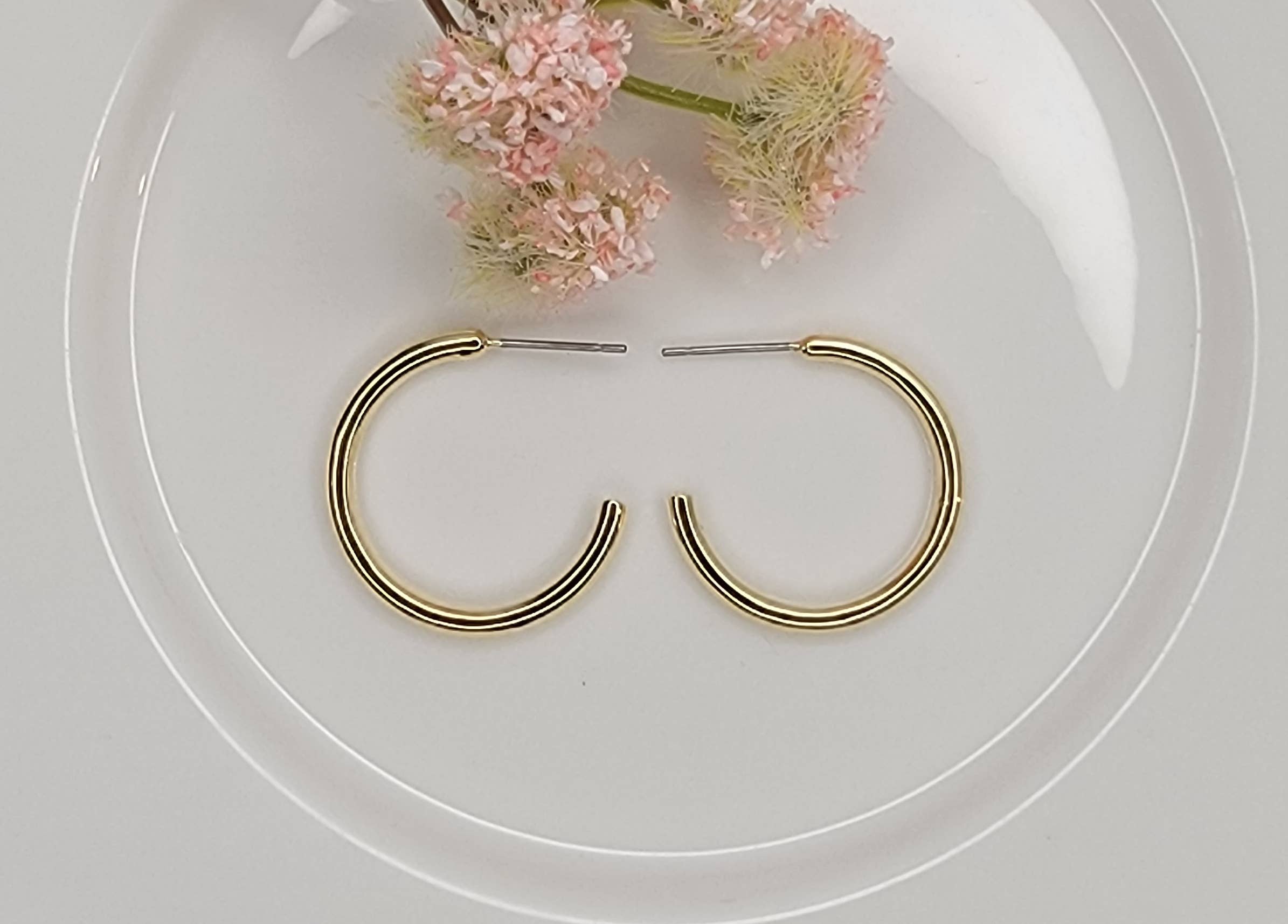 SMALL HOOP TARNISH FREE EARRINGS.: GOLD