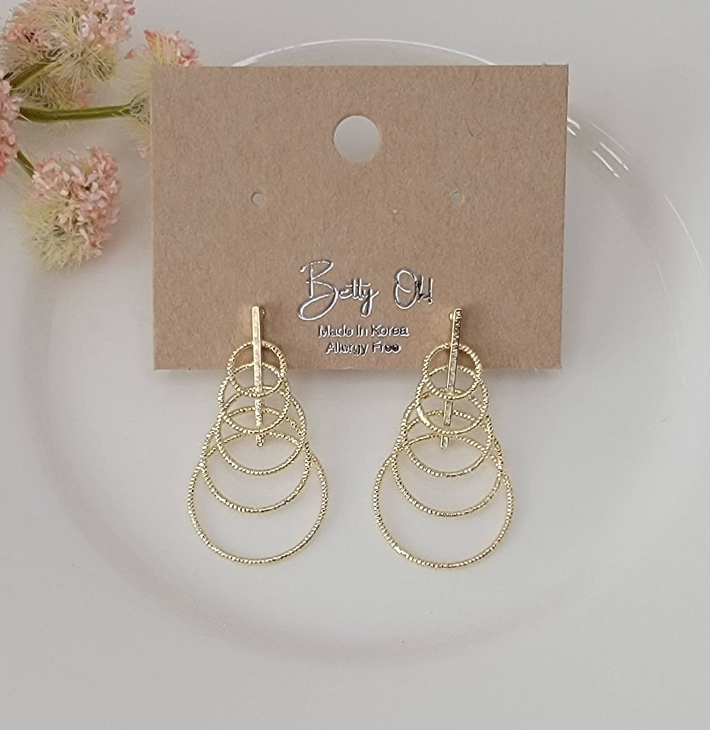 MULTI CIRCLE DANGLE EARRINGS.