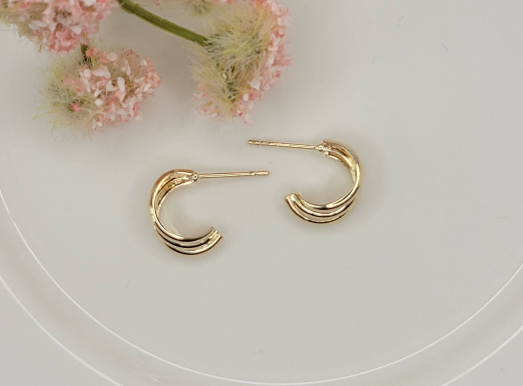 TRIPLE HOOP STUD EARRINGS.