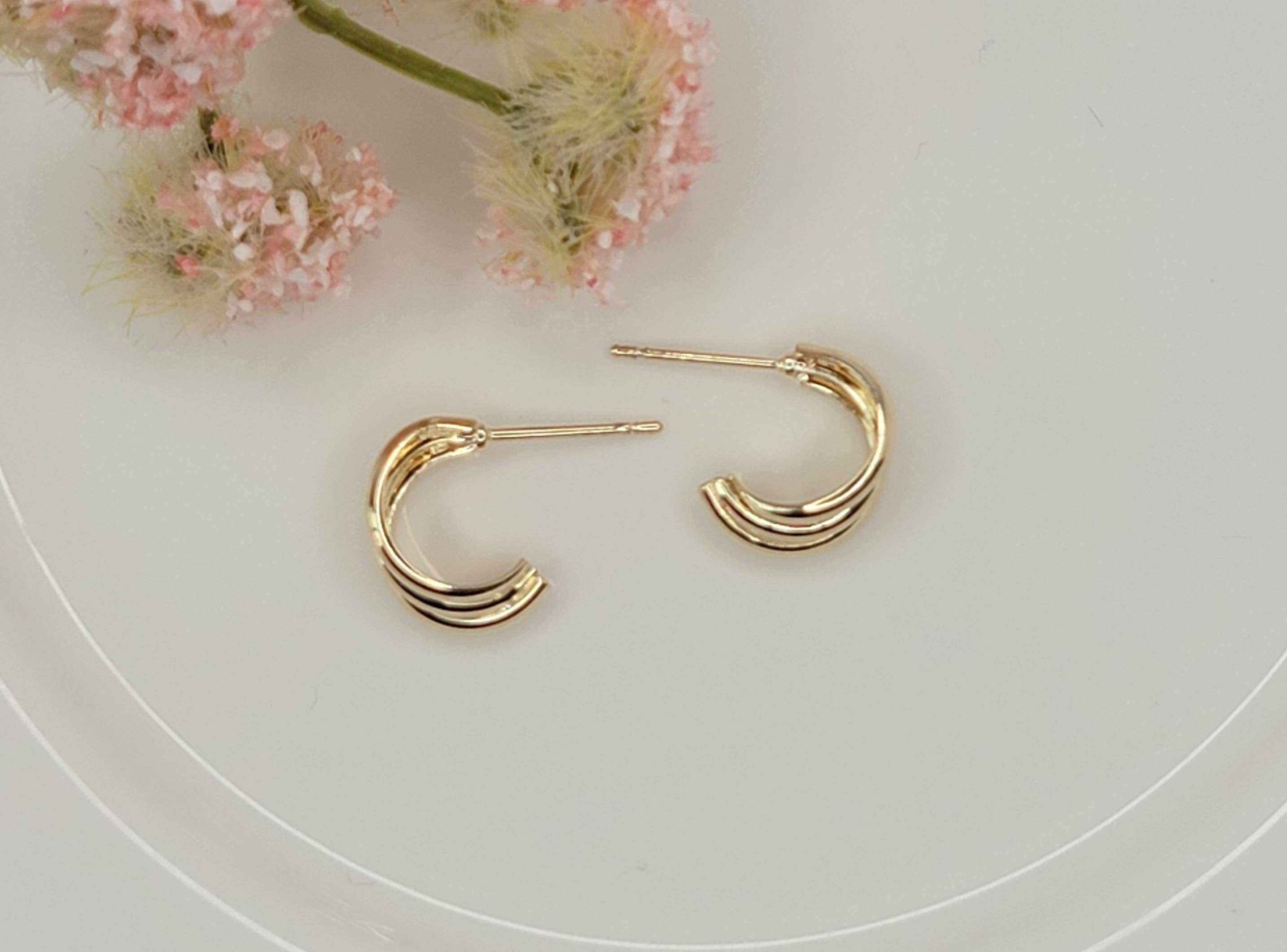 TRIPLE HOOP STUD EARRINGS.