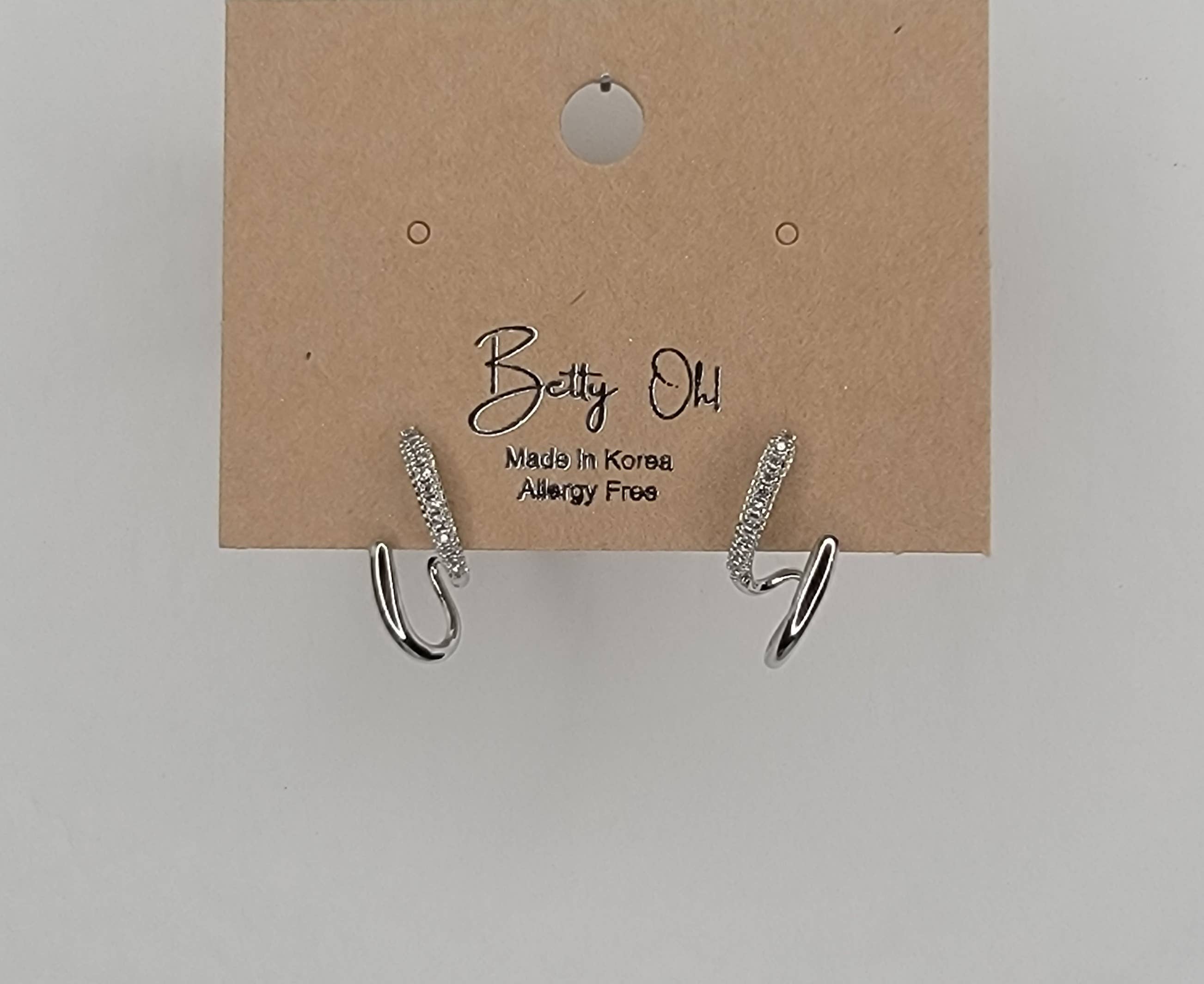 ELEGANT DESIGN POST EARRINGS.: GOLD