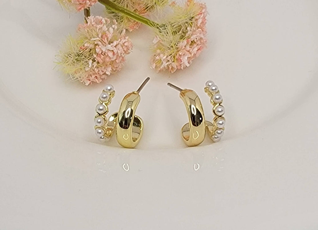 SMALL DOUBLE LAYRED HOOP EARRINGS.: IVORY