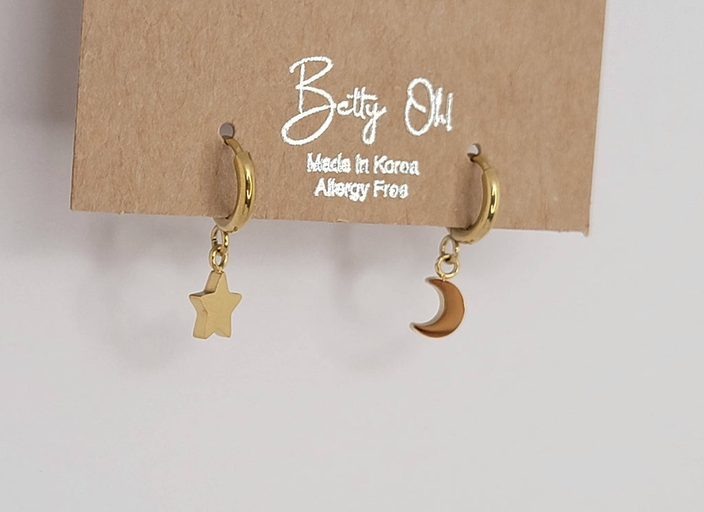 MINI STAR AND MOON HUGGIE HOOP SS EARRINGS.: GOLD