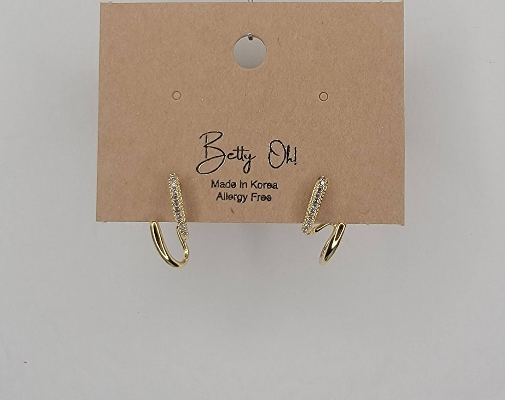 ELEGANT DESIGN POST EARRINGS.: GOLD