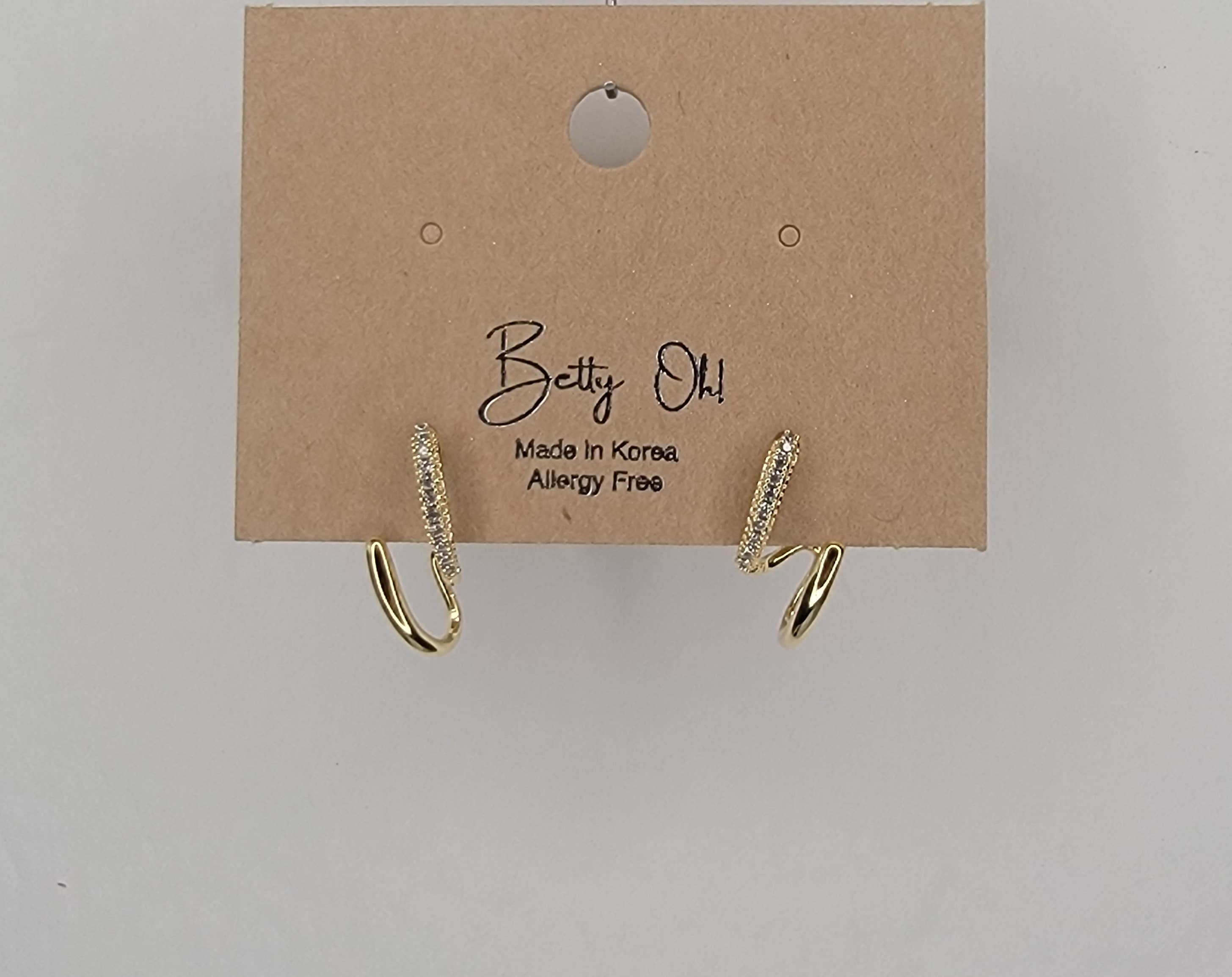 ELEGANT DESIGN POST EARRINGS.: GOLD