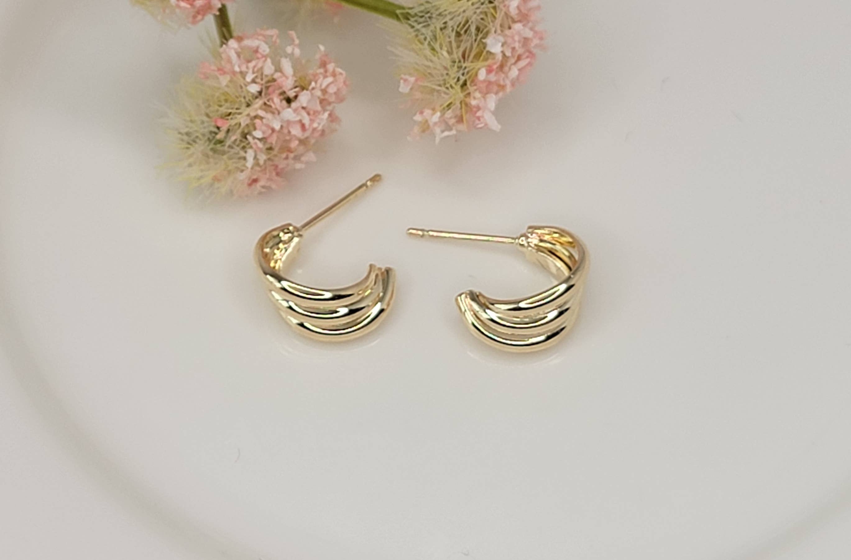 TRIPLE HOOP STUD EARRINGS.
