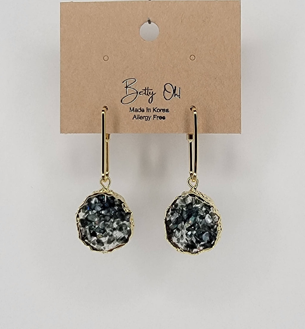 DANGLE EARRINGS.