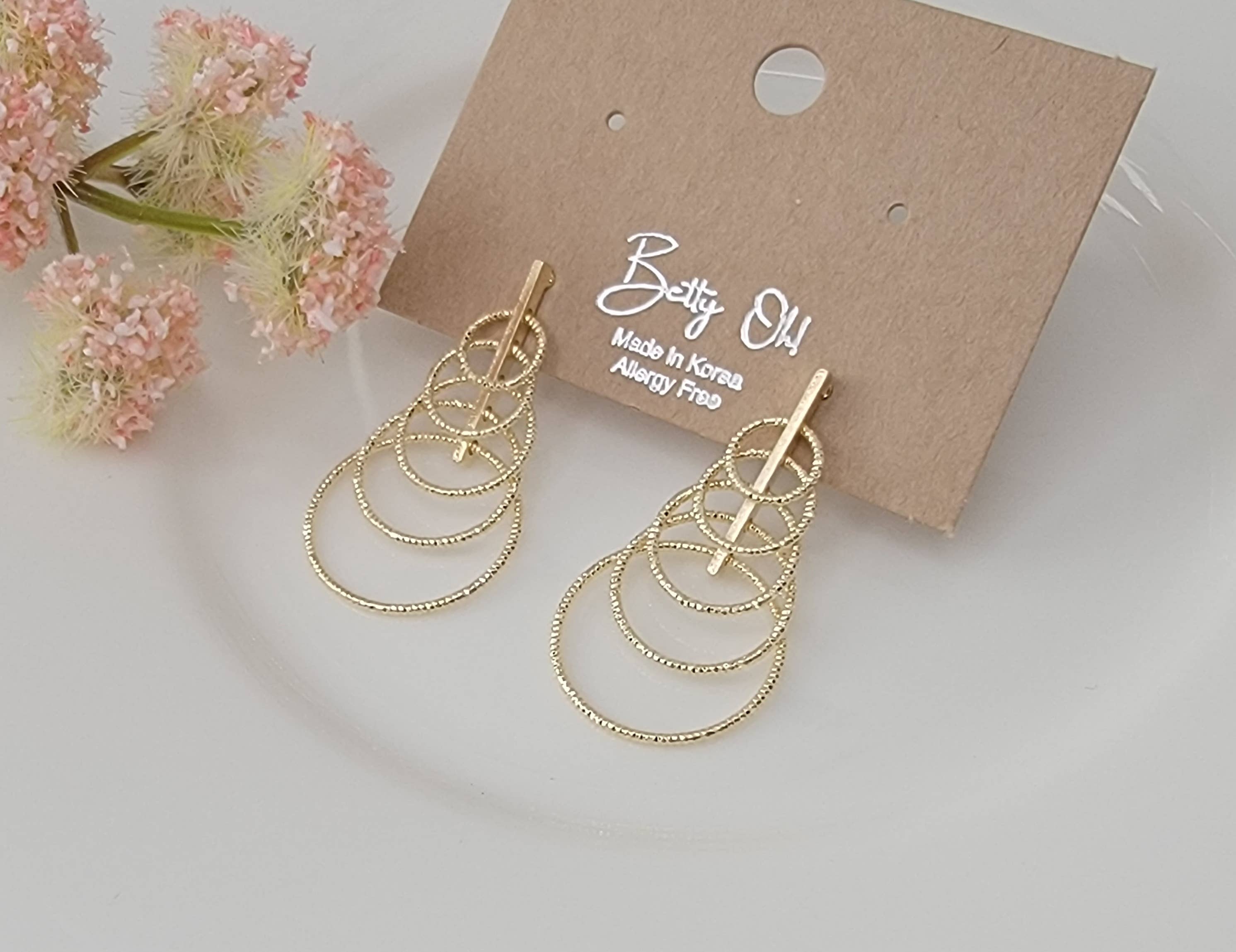 MULTI CIRCLE DANGLE EARRINGS.