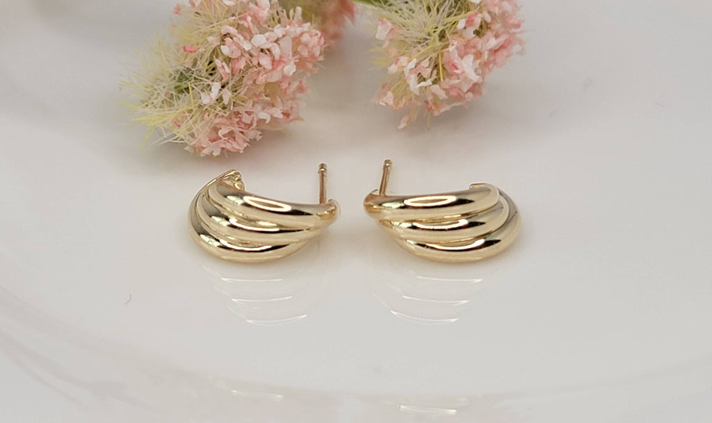 TRIPLE HOOP STUD EARRINGS.