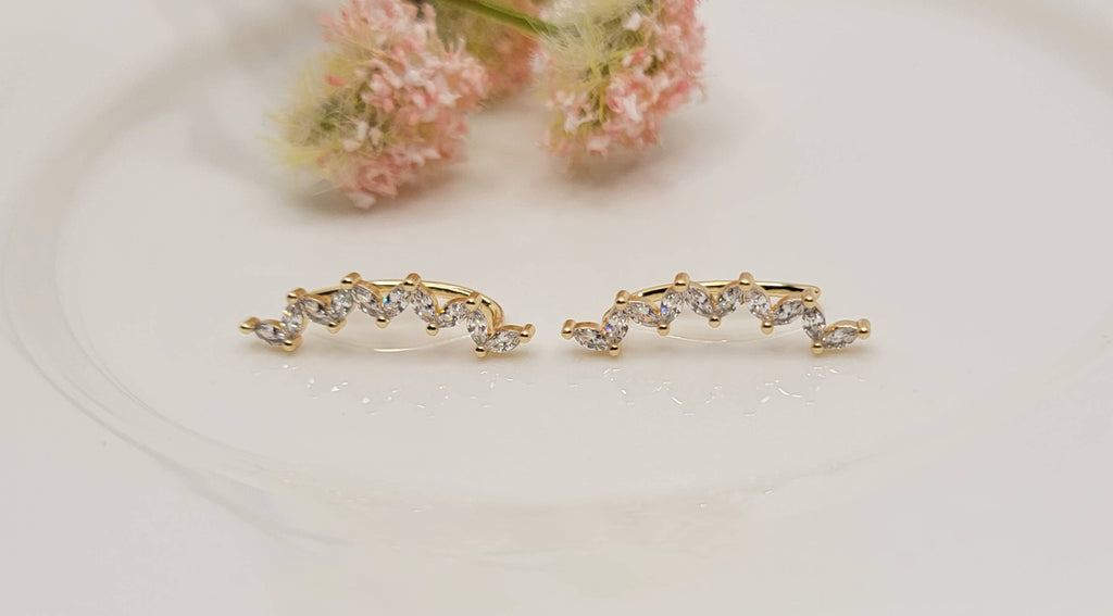 CZ TARNISH FREE EAR CRAWLER.: GOLD