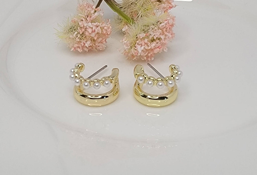 SMALL DOUBLE LAYRED HOOP EARRINGS.: IVORY
