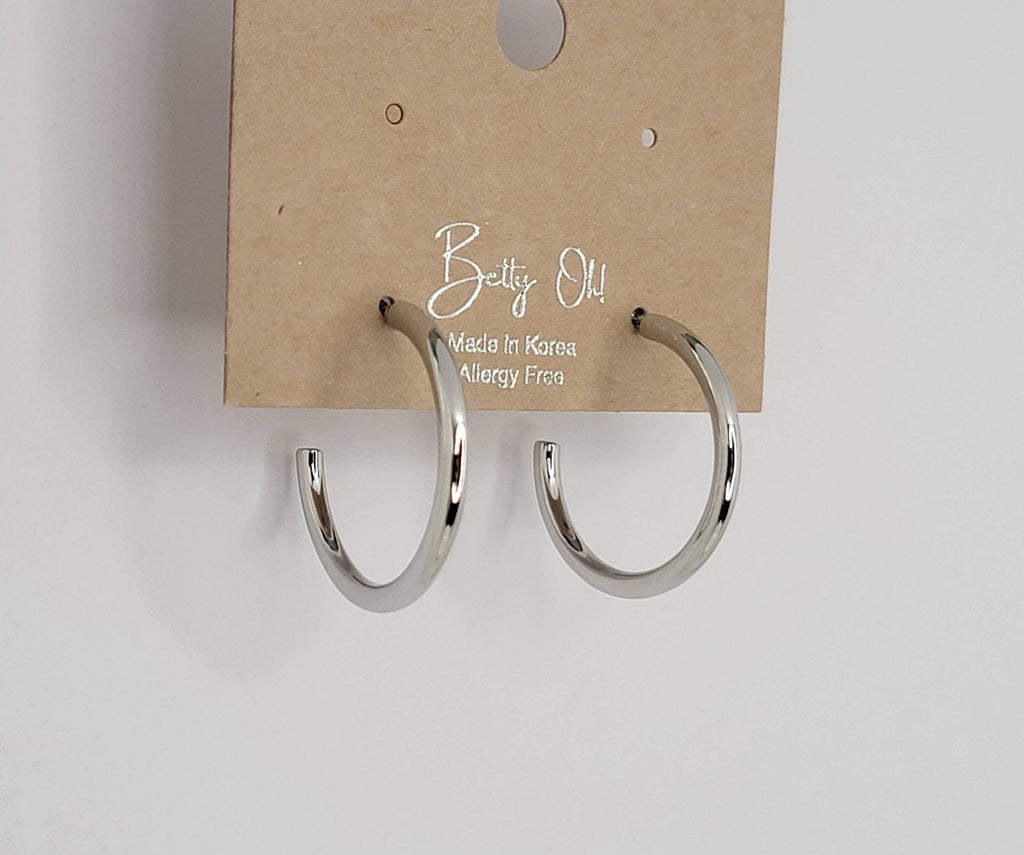 SMALL HOOP TARNISH FREE EARRINGS.: GOLD
