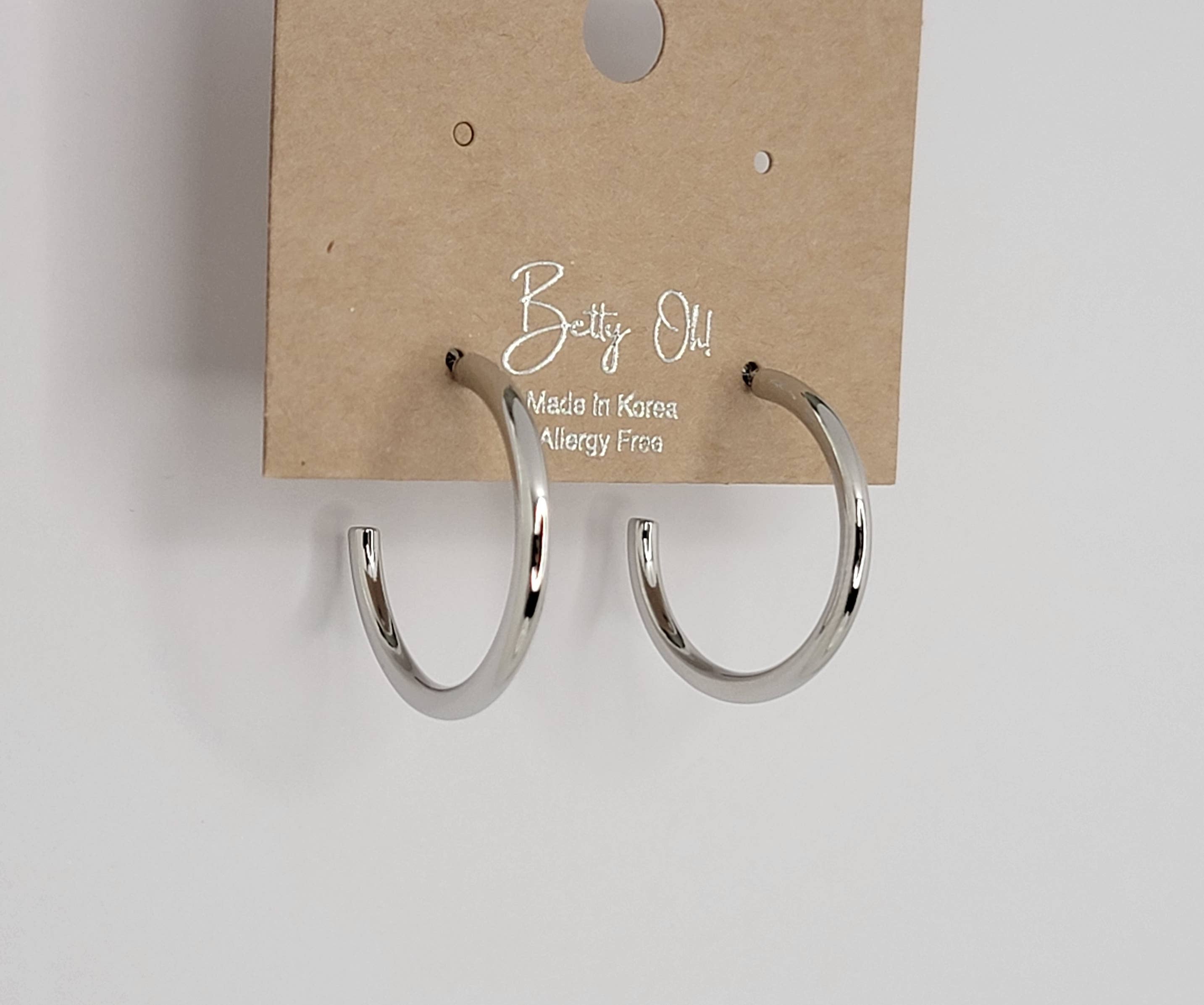 SMALL HOOP TARNISH FREE EARRINGS.: GOLD