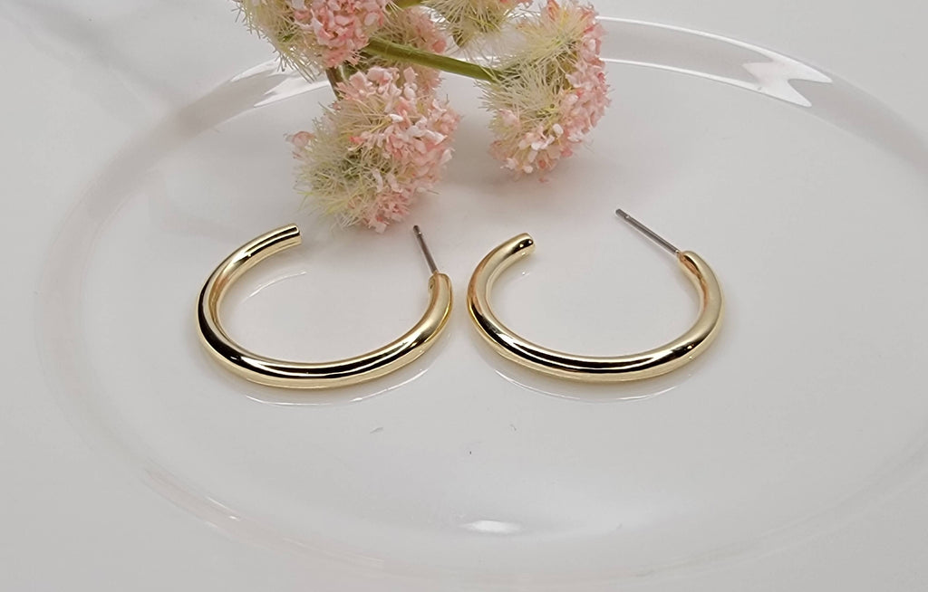 SMALL HOOP TARNISH FREE EARRINGS.: GOLD