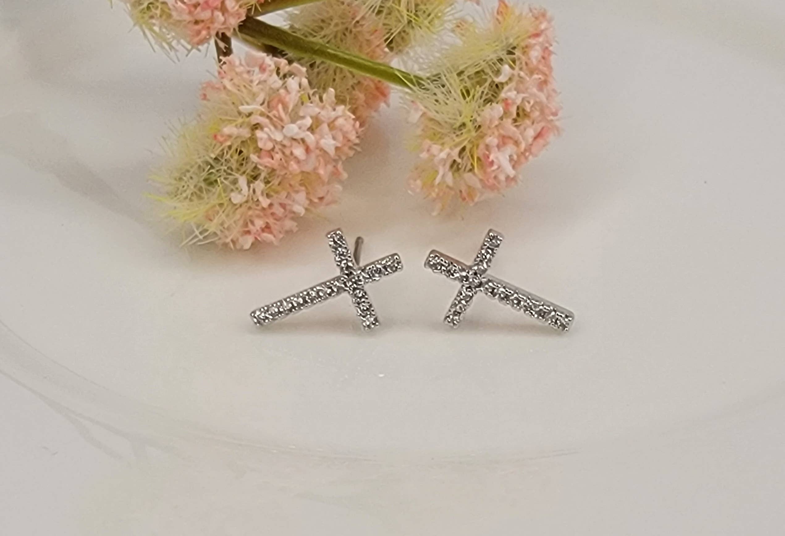CROSS POST EARRINGS.: GOLD