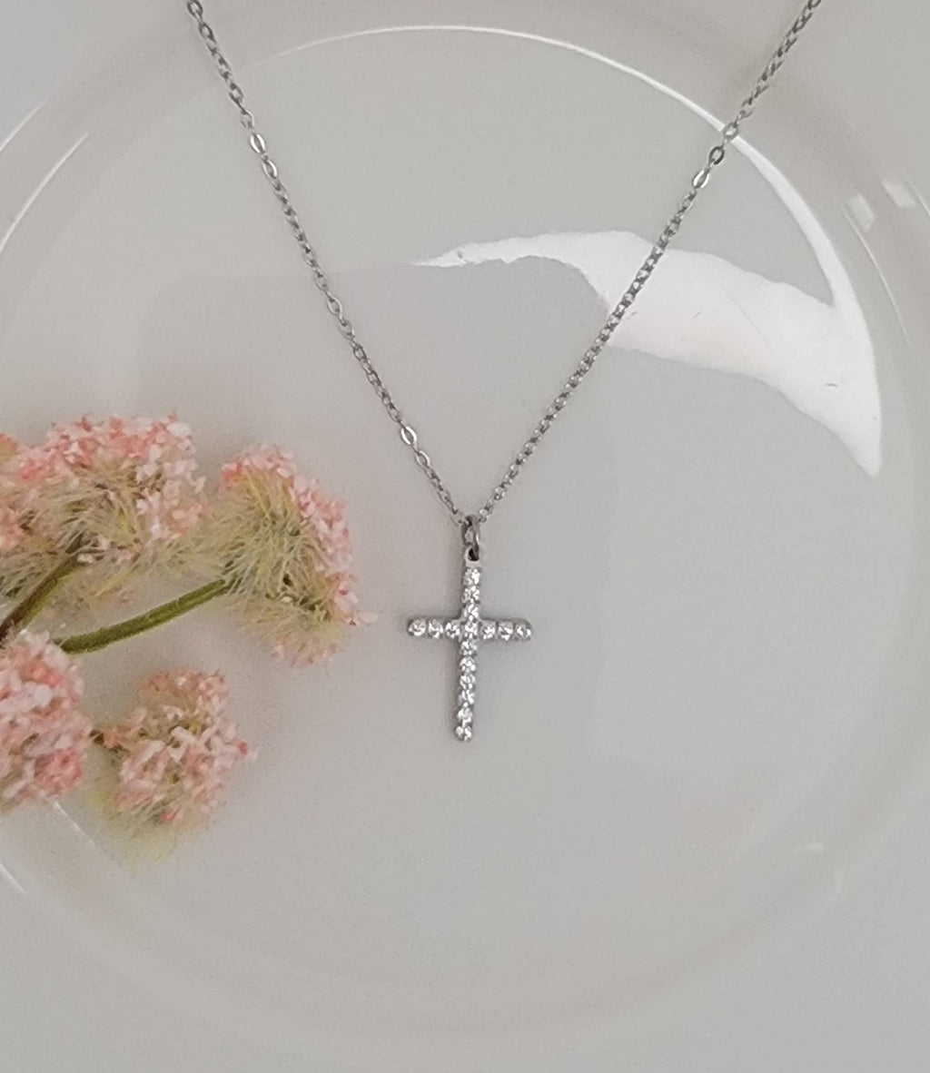 CROSS PENDANT WATERPROOF SS NECKLACE.: Silver