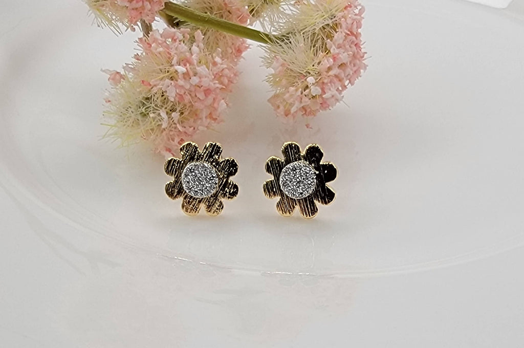 GOLD DAISY STUD EARRING.