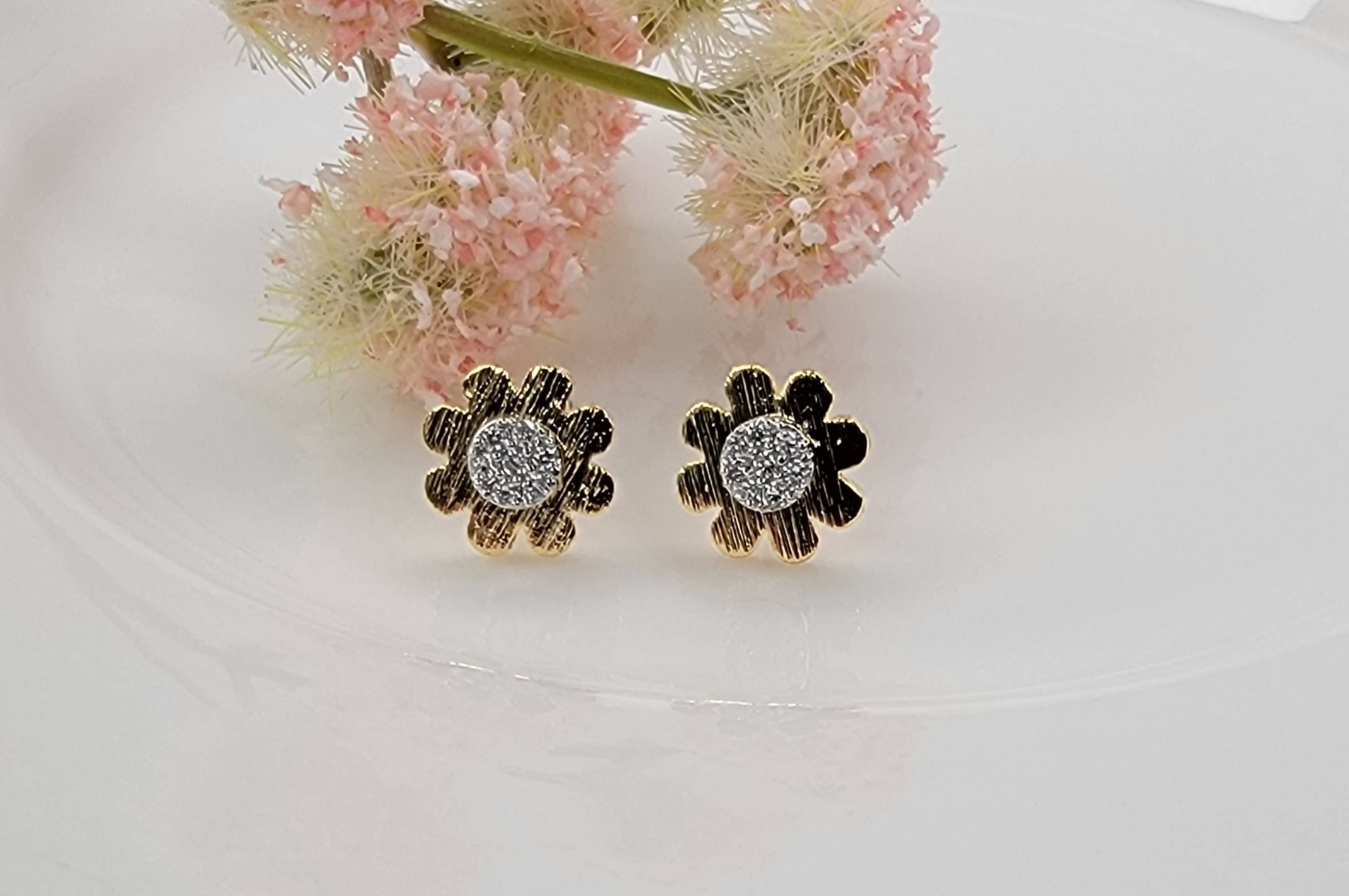 GOLD DAISY STUD EARRING.
