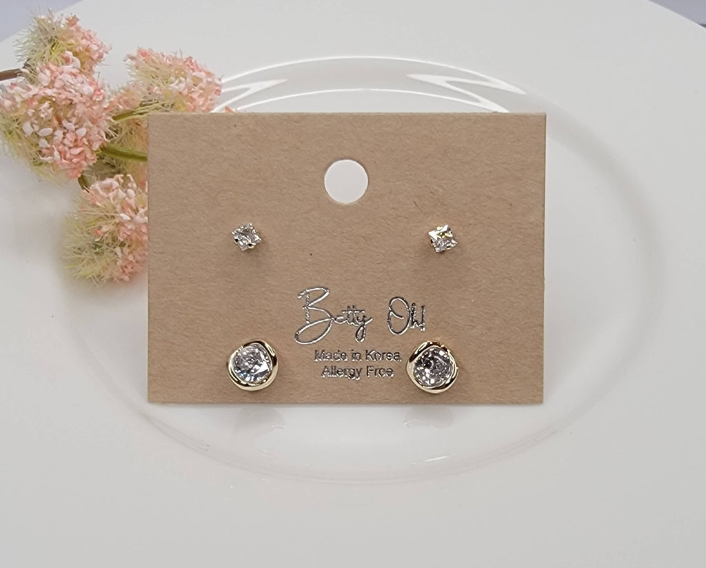 MINI CZ POST SET EARRINGS.: GOLD