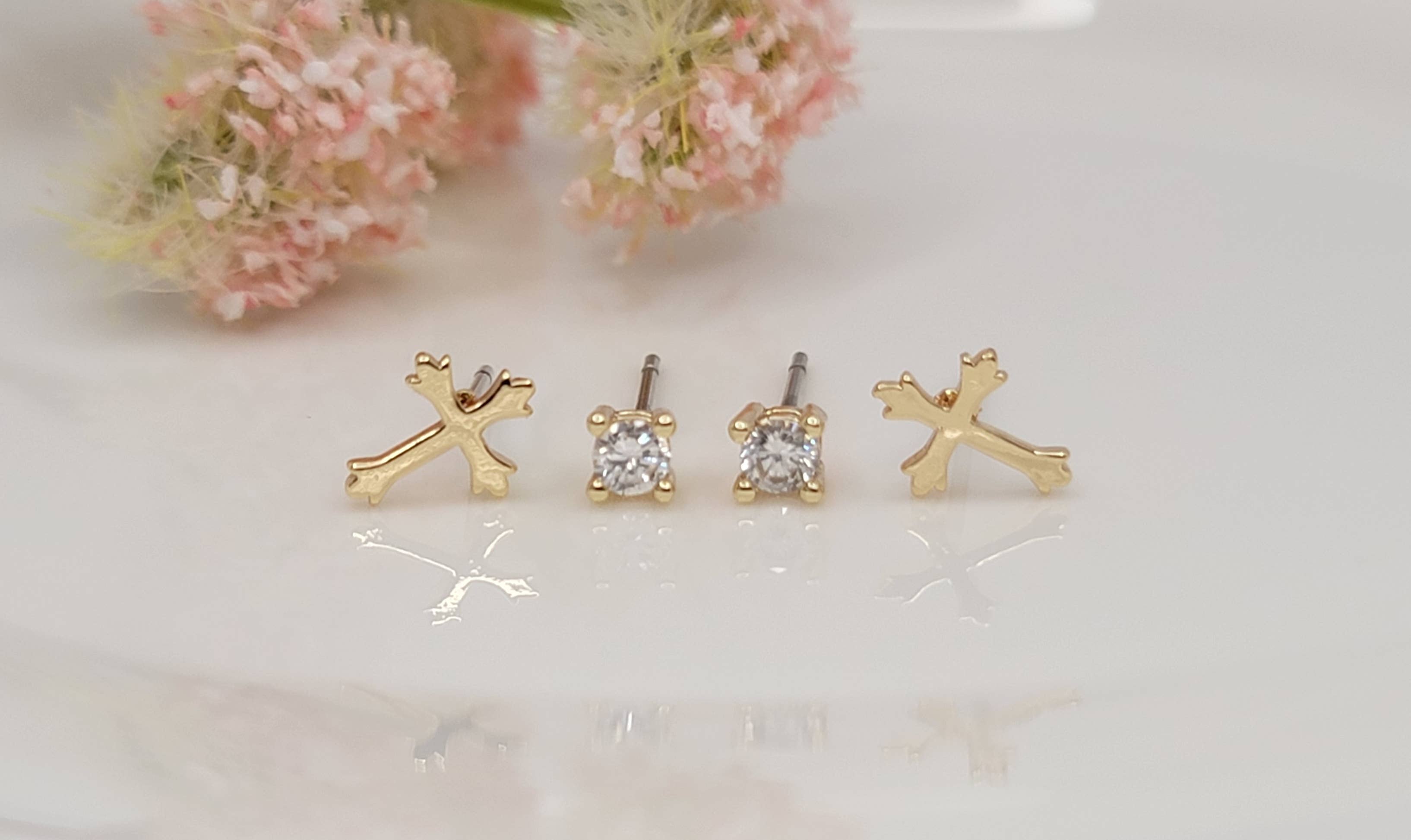 CROSS CZ SET EARRINGS.: GOLD