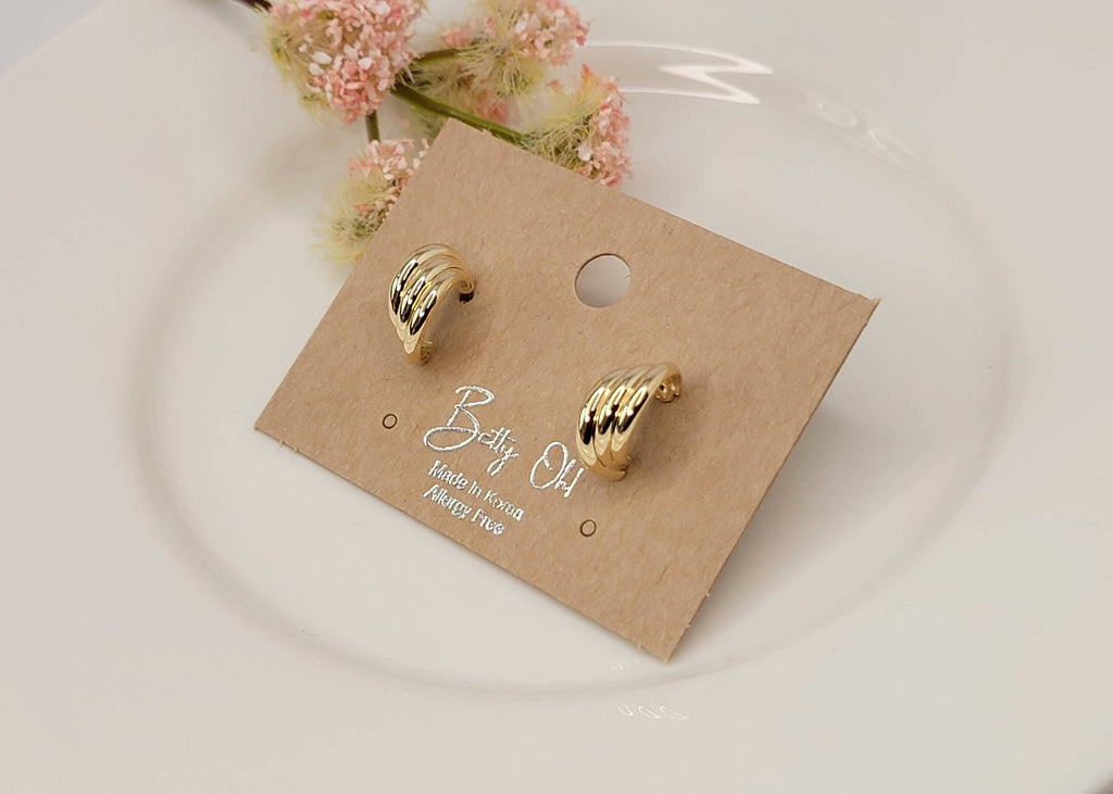 TRIPLE HOOP STUD EARRINGS.